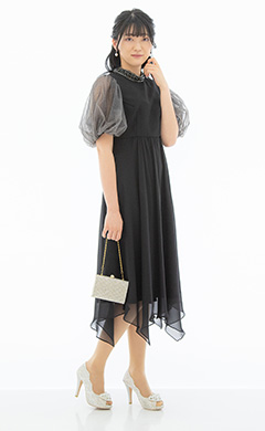 透け感のあるブラックのドレスにグレーのシアー素材のパフスリーブがかわいいパーティードレスのイメージ