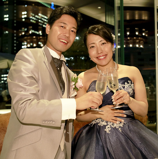 ネイビーのドレスとベージュのタキシードがお似合いの市川様ご夫妻です