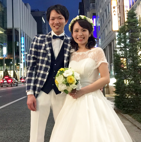 チェック柄のタキシードとホワイトドレスがお似合いの川畑様ご夫妻です