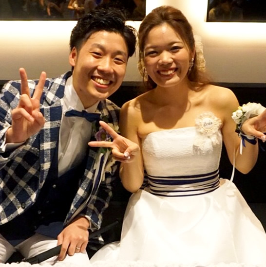 チェック柄のタキシードとホワイトドレスがお似合いの田中様ご夫妻です