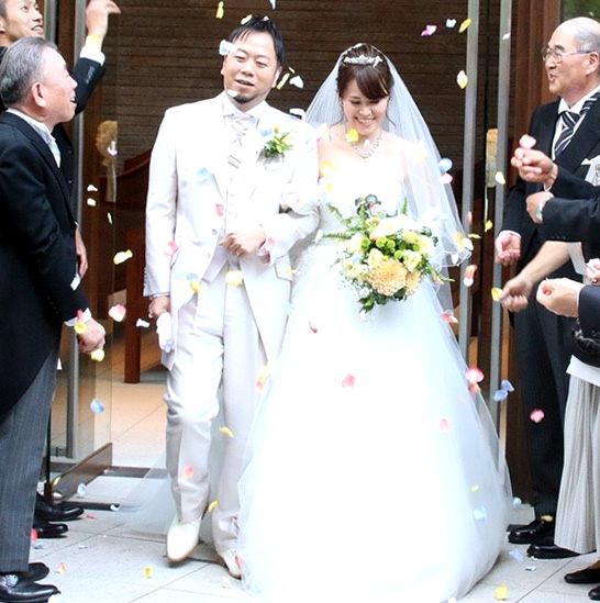 ホワイトのタキシードとウェディングドレスがお似合いの内田様ご夫妻です