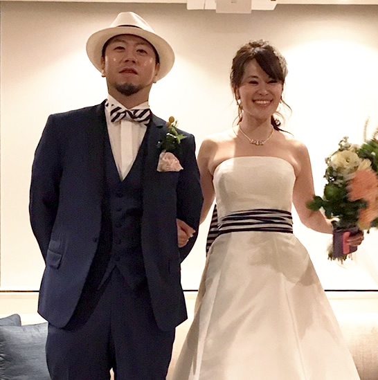 ネイビーのタキシードとホワイトドレスがお似合いの内田様ご夫妻です