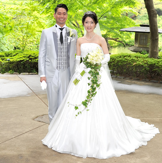 シルバーのタキシードとウェディングドレスがお似合いの望月様ご夫妻です