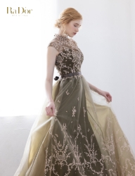 チュール素材に刺繍レースをあしらったオリーブグリーンのウェディングドレスを着た花嫁（サムネイル）