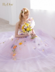 色鮮やかな小花刺繍をあしらったラベンダーカラーのチュールドレスを着てブーケを持つ花嫁（サムネイル）