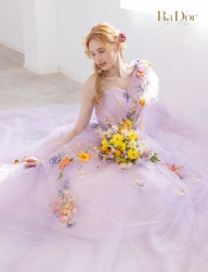 色鮮やかな小花刺繍をあしらったラベンダーカラーのチュールドレスを着てブーケを持つ花嫁（サムネイル）