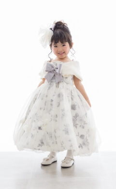 お子様が白い花柄のドレスを着ているイメージ