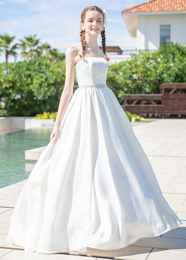 軽やかに広がるドレープのAラインウェディングドレスを着た花嫁