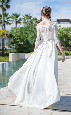 軽やかに広がるドレープのAラインウェディングドレスを着た花嫁の後ろ姿
