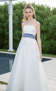 ブルーのストライプのリボンベルトが特徴的なウェディングドレスを着た花嫁の全身イメージ