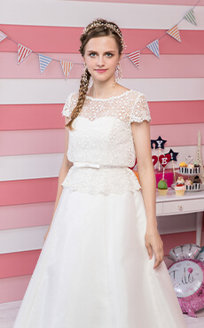 小花モチーフのレースボレロが印象的なAラインドレスを着た花嫁のアップイメージ