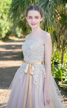 淡く優しいピンクのカラードレスを着た花嫁のアップイメージ