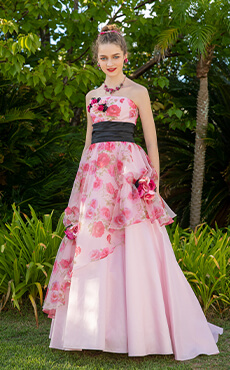 バラのプリントが施された可愛らしい印象のピンクのドレスを着た花嫁