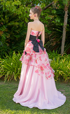 バラのプリントが施された可愛らしい印象のピンクのドレスを着た花嫁の後ろ姿