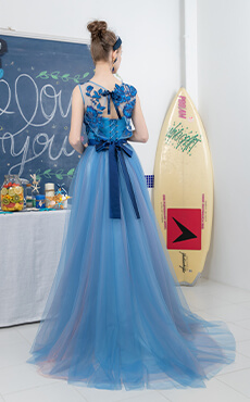 鮮やかなブルーのレースが美しいドレスを着た花嫁の後ろ姿