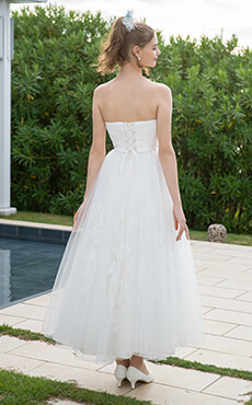 リゾートの軽やかな印象を引き立てるミモレ丈のウェディングドレスを着た花嫁の後ろ姿