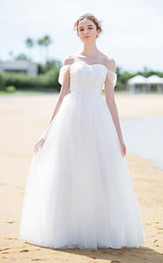 ビーチに映えるプリンセスラインのドレスを着た花嫁の全身イメージ
