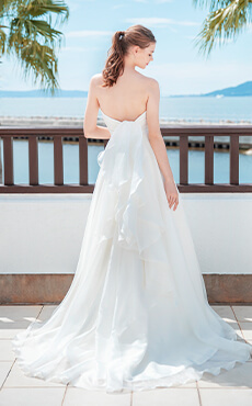 シンプルなデザインのスレンダーラインのドレスを着た花嫁の後ろ姿