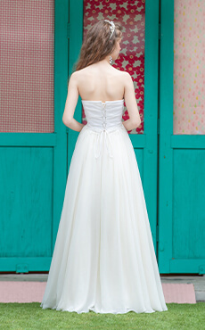 軽やかでスリムなアイボリーのスカートが印象的なAラインウェディングドレスを着た花嫁の後ろ姿